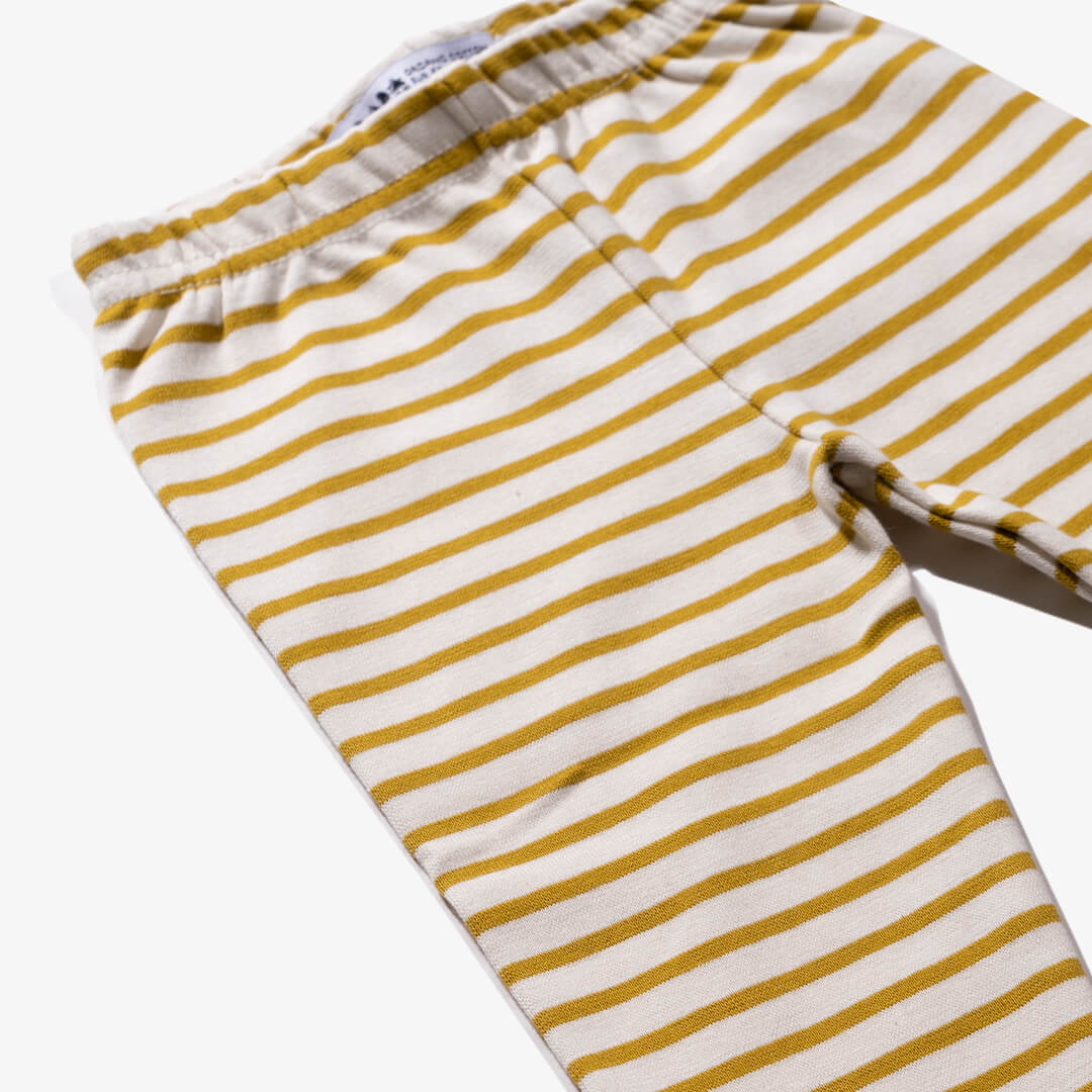 Saumansicht der Hose für Babys aus der Retro Kollektion in Senffarbe